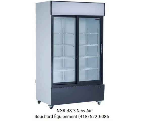 Réfrigérateur NGR-48-S New Air. Réfrigérateur 2 portes vitrées compact de 48’’ x 30’’ x 82’’. Réfrigérateur pour la vente au détail ou pour les airs de préparation. Garantie 3ans pièces et main d’œuvre. Fonctionne sur le 120 volts.